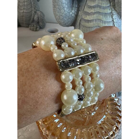 Faux Pearl stretch bracelet with station beads - Picture 2 of 3